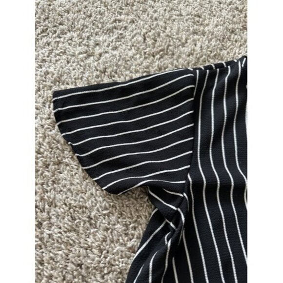 The Outfit Pullover criss cross v neck front striped size small short sleeve top - Picture 4 of 9